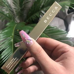 BECCA lip liner in shade “mood” pinky-red